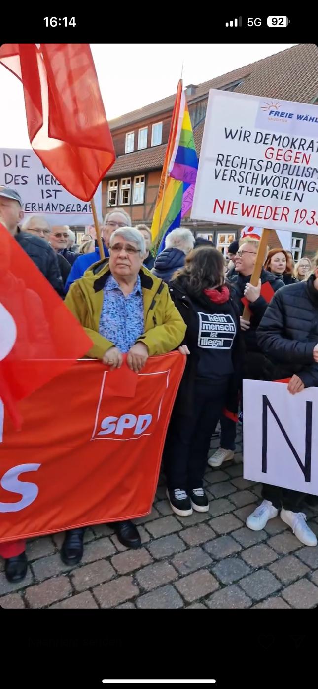 Demonstranten bei einer Demo gegen rechts in Salzgitter